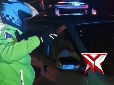 Aksi Sigap Personel Polres Subang Bantu Kendaraan Mogok di Tol Cipali - PoliceTube
