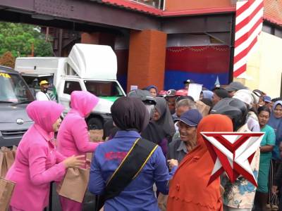 Ramadan penuh berkah ? Polres Mojokerto Kota berbagi takjil gratis kepada masyarakat