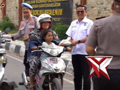 Kapolres Muara Enim turun langsung ke jalan manfaatkan Romadhan untuk berbagi kepada masyarakat - PoliceTube