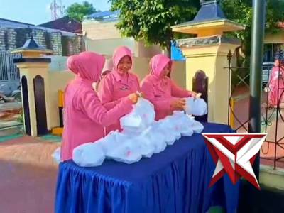 Polsek Dungkek berbagi takjil