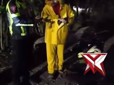 Personel Pospam Arahan Merapi Timur Polres Lahat Bantu Pemudik Alami Kerusakan Motor Saat Arus Mudik