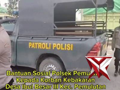 Kapolsek Pemulutan bersama personil Polsek pemulutan memberikan bantuan kepada korban kebakaran