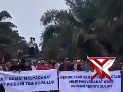 Aksi damai masyarakat Desa Tebing Suluh, Kecamatan Lempuing, Kabupaten Ogan Komering Ilir, terhadap