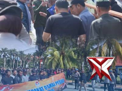 Satbrimob Polda Kalbar melaksanakan kegiatan pengamanan aksi unjuk rasa - PoliceTube