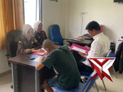 Unit II menyerahkan tersangka dan barang bukti (Tahap II) di Kejaksaan Negeri Lahat - PoliceTube