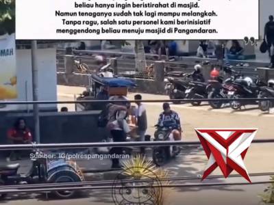 MOMEN MENYENTUH DI PANGANDARAN POLANTAS GENDONG LANSIA MENUJU MESJID