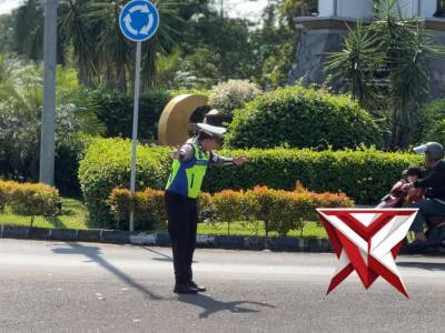 satlantas memastikan kelancaran lalulintas lt7