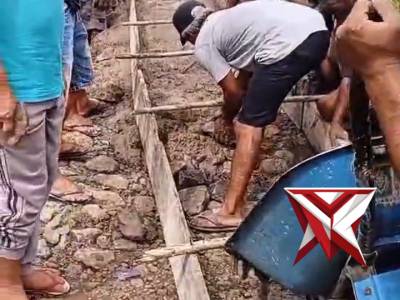 Bahu-membahu, Personel Polsek Kuwus dan Warga Desa Ranggu Kompak Tambal Jalan Rusak secara Swadaya