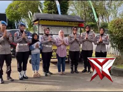 Polda Kalimantan Barat berbagi takjil kepada masyarakat sebagai wujud kepedulian dan kebersamaan