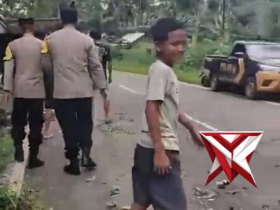 ?Gerak Cepat Polsek Muara Beliti Polres Musi Rawas Evakuasi Pohon Tumbang di Jalinsum - PoliceTube