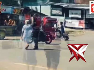 Anggota Polres Musi Rawas Membantu Masyarakat Menyebrang jalan