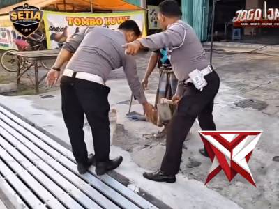 Peduli keselamatan pengguna jalan, Pos Lantas Maospati bersama masyarakat sekitar bergotong royong m