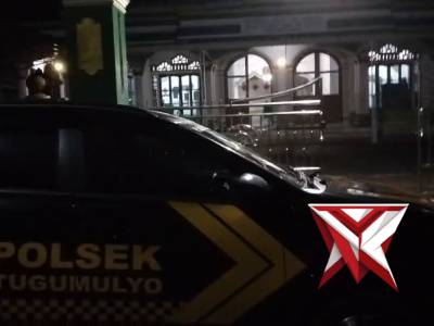 Personel Polsek Tugumulyo melaksanakan patroli antisipasi curanmor di Masjid Ds. Tambah Asri