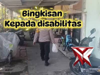 Polsek Tambaksari memberikan bingkisan kepada disabilitas
