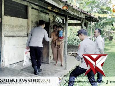 Jumat Berkah, Sat Binmas Polres Musi Rawas Bagikan Bantuan ke Warga yang Membutuhkan