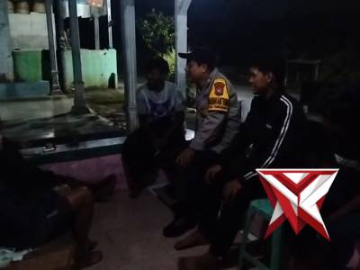 Aiptu Zainul laksanakan sambang kamtibmas malam hari - PoliceTube