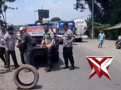 Polsek Keling Respon Cepat Evakuasi Korban Laka Lantas - PoliceTube