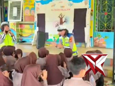 Polwan Satlantas Polres pagar alam mengunjungi Tk al azzam - PoliceTube