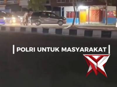 PERSONIL POS PAM KRYD GARUDA SAKTI PKU MEMBANTU WARGA YANG MENGALAMI KERUSAKAN PADA KENDARAANNYA