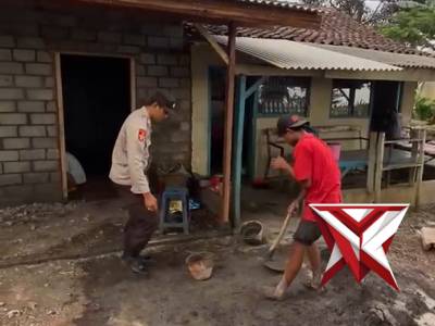 Anggota Polsek Jatiroto membantu masyarakat - PoliceTube