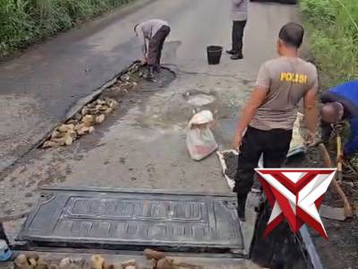 Anggota Polsek BTS ulu  menutup jalan yg berlubang