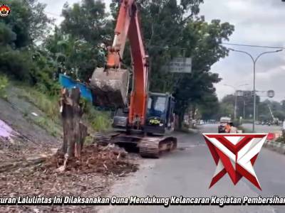 Pengaturan lalu lintas oleh personel Satlantas Polres Muara Enim
