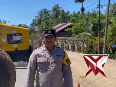 Personil Polsek Manna Melaksanakan Pengamanan dan Pengaturan Lalu lintas di Jembatan Perbaikan