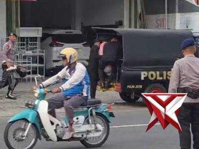 Aksi Sigap anggota Brimob menolong korban laka lantas
