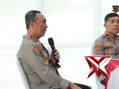 Polisi melakukan paparan pju tentang tupoksi dalam acara coffee morning IK3 - PoliceTube