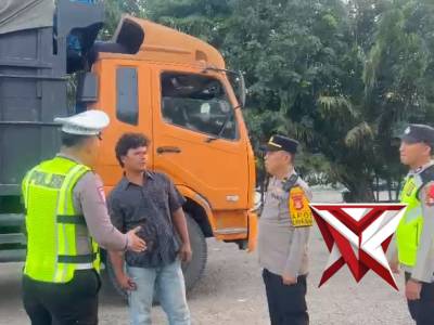Giat penyekatan kendaraan di jalintim... - PoliceTube