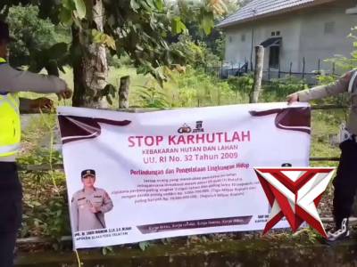 Pemasangan Spanduk Larangan Karhutla - Polsek Pampangan