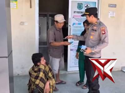 Polisi Penolong Kapolsek Bayung Lencir Bantu Supir Yang Sakit