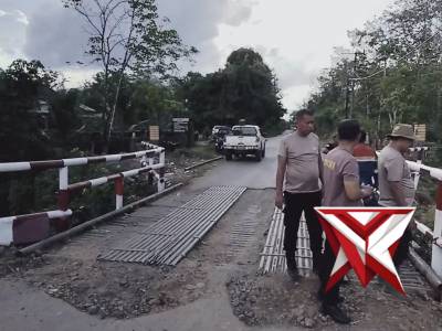 Anggota Polsek BTS ulu polres Musi Rawas memberikan polisline ditempat yang rawanlaka