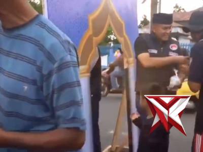 Polres Sukabumi Kota bagi-bagi takjil. - PoliceTube