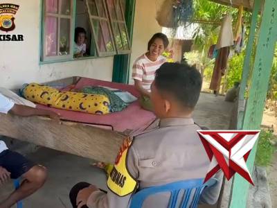 Bhabinkamtibmas desa hila polsek kisar sambangi rumah warga binaannya - PoliceTube