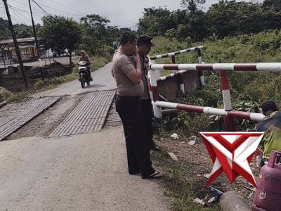 (07) Anggota Polsek BTS ulu polres Musi Rawas, memberikan polisline ditempat yang rawanlaka