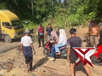 POLANTAS POLRES OKU SELATAM SIGAP ATUR JALAN