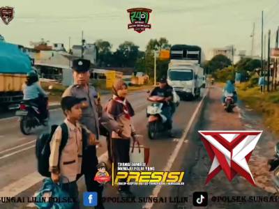 Sudahkah anda berbuat baik hari ini&hellip;
Anggota Polsek Sungai Lilin membantu penyebrangan anak-anak