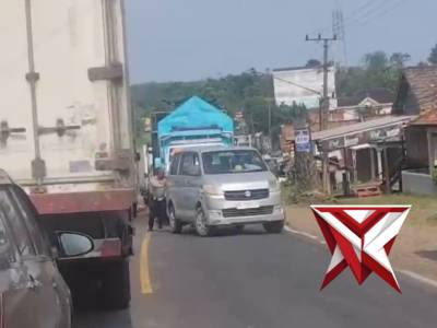 Personel Sat PJR Ditlantas Polda Sumsel Membantu mobil mogok