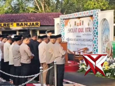 Shalat Idul Fitri Keluarga Besar Polres Banjar - PoliceTube