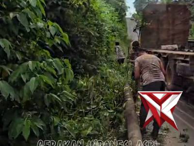 Polsek BTS Ulu Pasang Tanda Peringatan di Jembatan Cik Ani