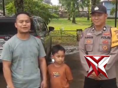 Tim Patroli Polsek BTS Ulu Bantu Pemudik Pecah Ban