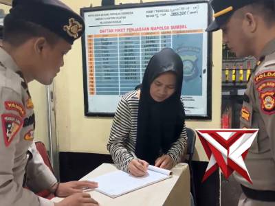 ANGGOTA DAN PERWIRA PIKET PENJAGAAN MELAKUKAN PEMERIKSAAN TERHADAP KENDARAAN YANG MEMASUKI POLDA.