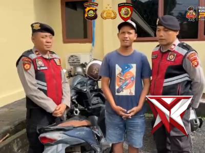 Personil Sat Samapta Polres Musi Rawas membantu pengendara yang mengalami kecelakaan lalu lintas