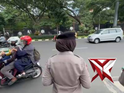 Yanma Polda Jateng Melaksnakan Jumat Berkah Kepada Masyarakat Sekitar Mako Polda Jateng