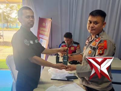 Melaksanakan pembagian alat komunikasi HT - PoliceTube