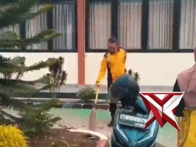Agar tercipta nya lingkungan yang bersih dan hati yang tenang Personel Bag SDM Polres Muara Enim m - PoliceTube
