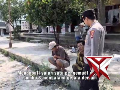 Kapolsek Bayung Lencir Membawa Supir Sumbu 3 Yang Mengalami Sakit Ke Puskesmas Terdekat