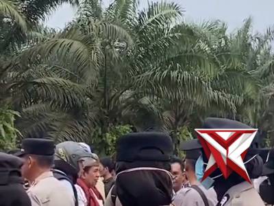 Aksi damai masyarakat Desa Tebing Suluh, Kecamatan Lempuing, Kabupaten Ogan Komering Ilir
