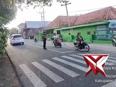 PENGATURAN ARUS LALU LINTAS DI DEPAN SEKOLAH MIN KONANG